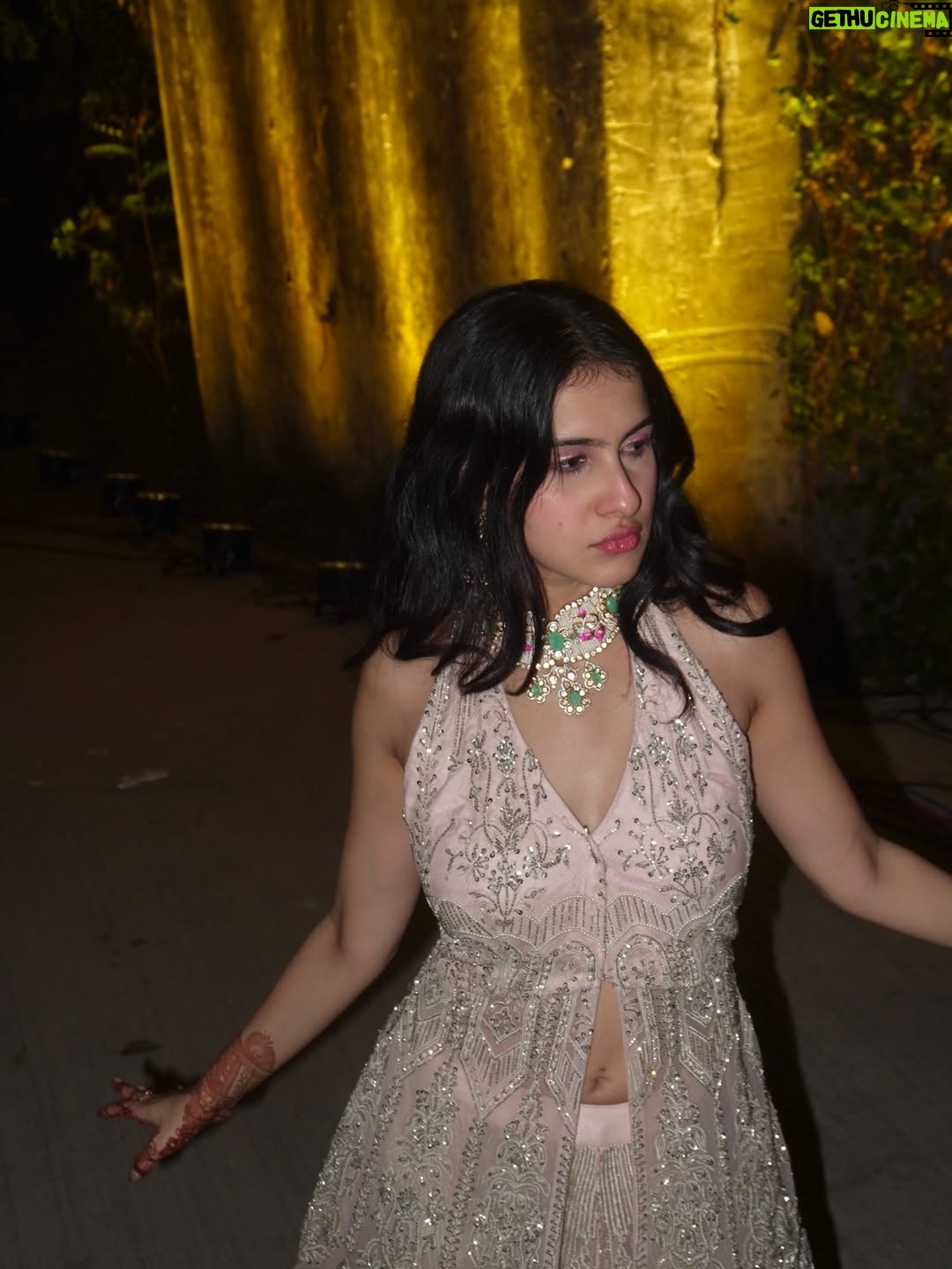 Taneesha Mirwani - 90.5K Likes - reception type beat <3

fit @simone_handcrafted 
styled by @nishthaparwani 
assisted by @_priyyyanshii