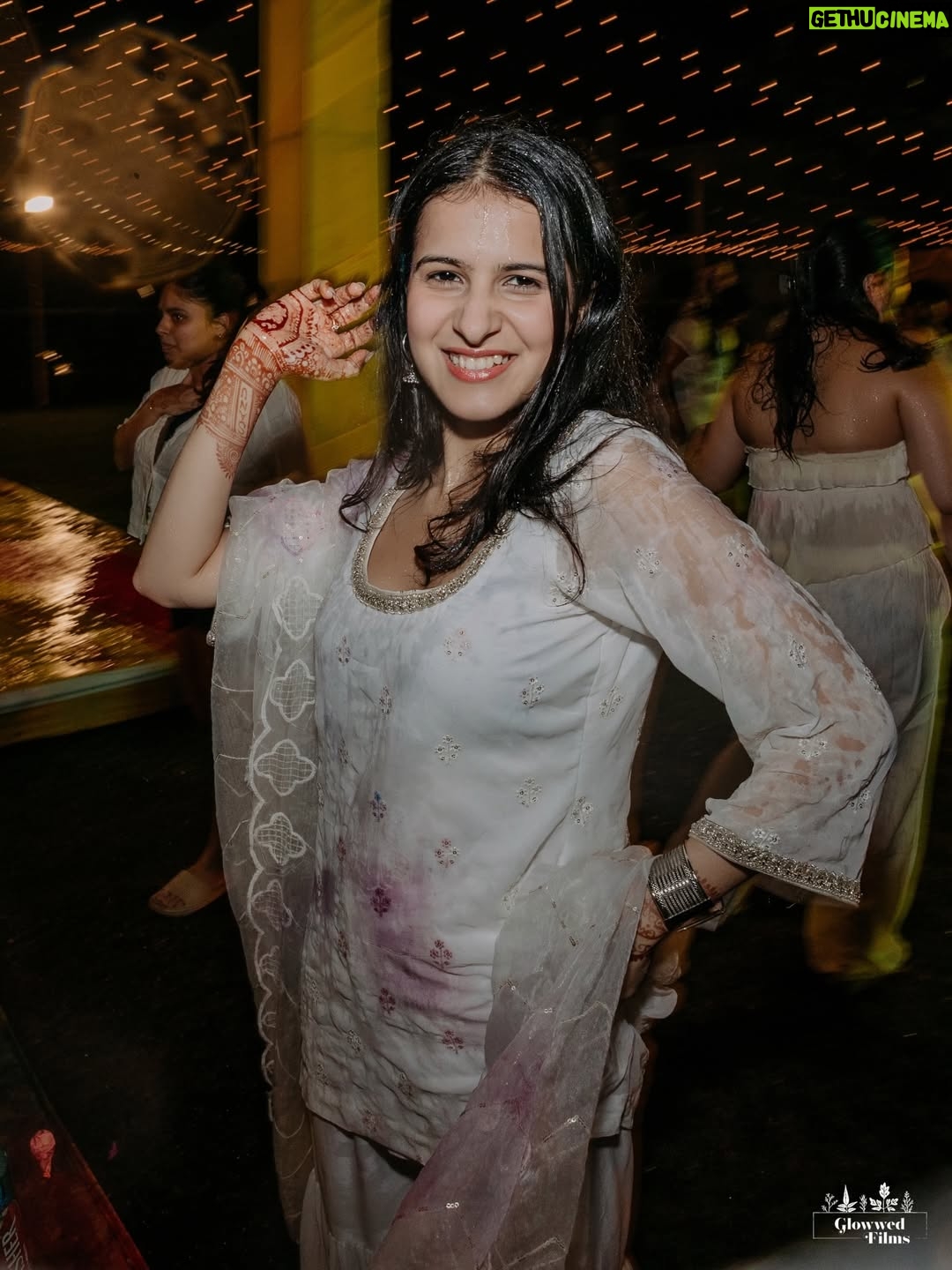 Taneesha Mirwani - 61.1K Likes - make sure u guys credit @saniyamirwani when you copy her idea for a gulaal function <3

gorgeous outfit @kayan_byradhika <3