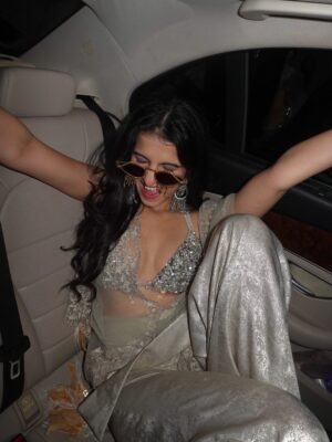 Taneesha Mirwani Instagram - too much masti has happened
fit @dilnazkarbhary
glasses @bhavyarameshjewelry
styled by @nishthaparwani
assisted by @_priyyyanshii