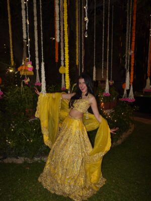 Taneesha Mirwani Instagram - mehndi kehndi š¼šŖš¦¢šŖ
thank u @nishthaparwani for styling mee & @simone_handcrafted for this gorgeous fit <3