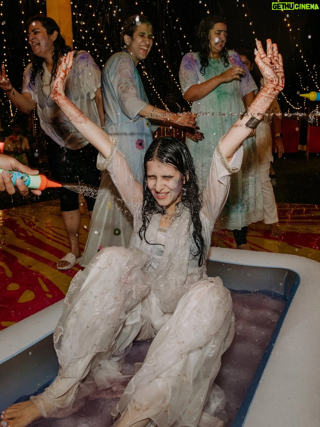 Taneesha Mirwani - 61.1K Likes - make sure u guys credit @saniyamirwani when you copy her idea for a gulaal function <3

gorgeous outfit @kayan_byradhika <3