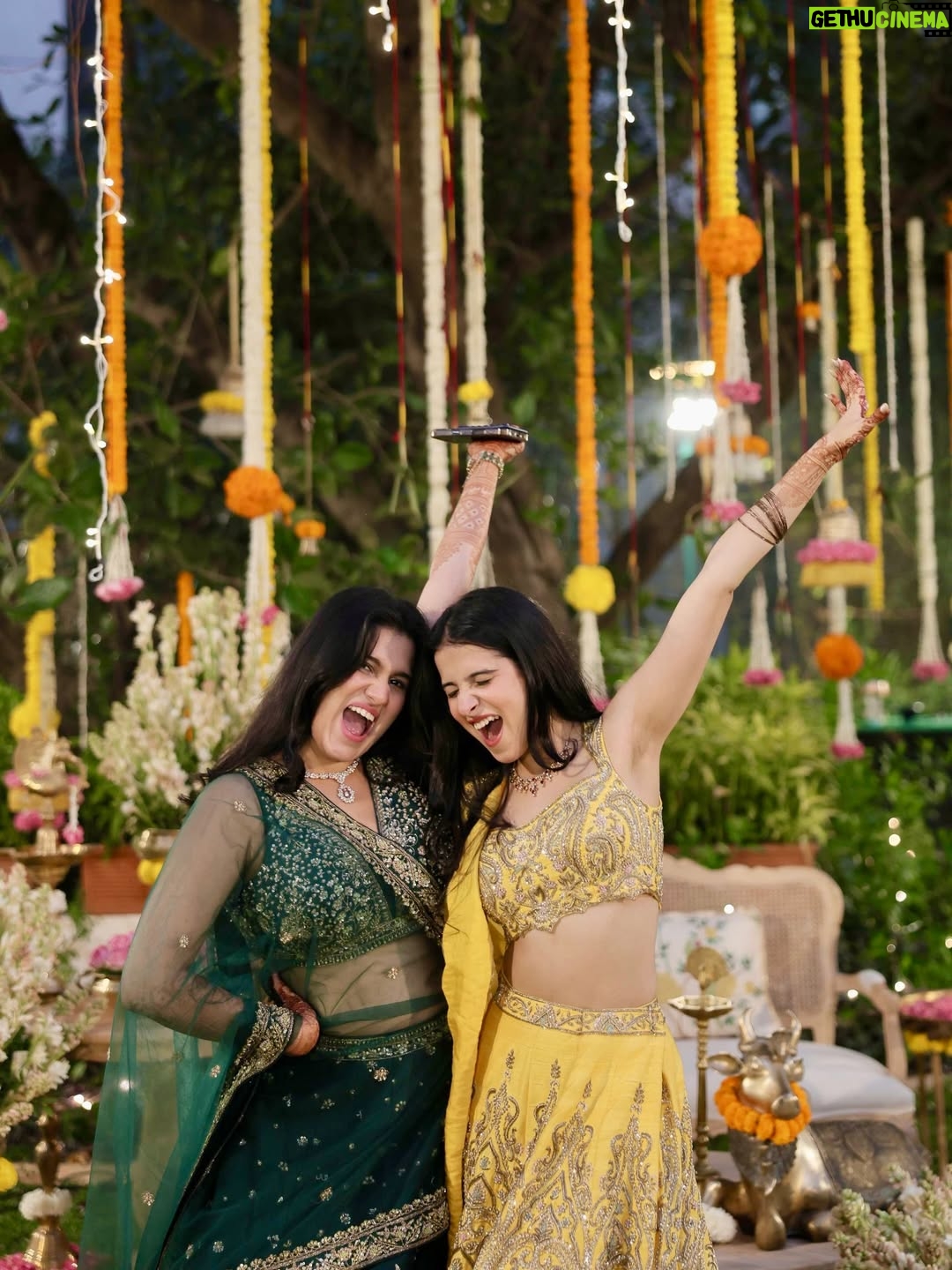 Taneesha Mirwani - 135K Likes - mehndi kehndi 🌼🪞🦢🪘

thank u @nishthaparwani for styling mee & @simone_handcrafted for this gorgeous fit <3
