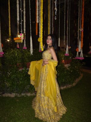 Taneesha Mirwani Instagram - mehndi kehndi š¼šŖš¦¢šŖ
thank u @nishthaparwani for styling mee & @simone_handcrafted for this gorgeous fit <3