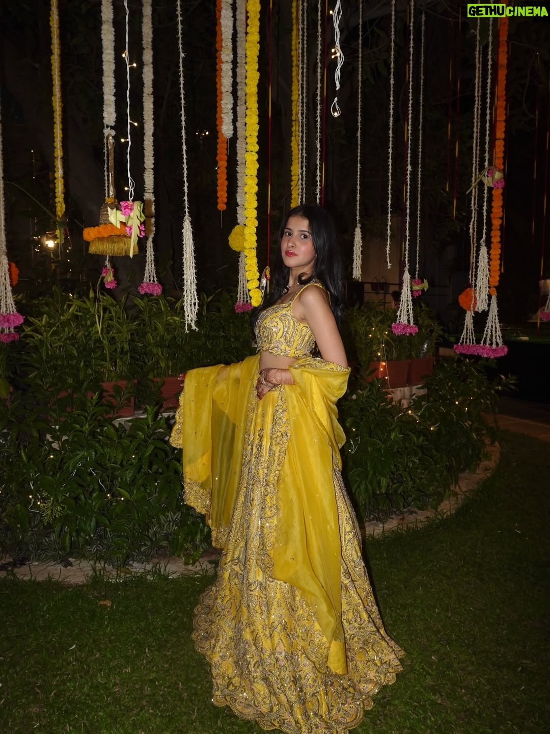 Taneesha Mirwani - 135K Likes - mehndi kehndi 🌼🪞🦢🪘

thank u @nishthaparwani for styling mee & @simone_handcrafted for this gorgeous fit <3