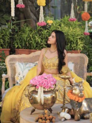 Taneesha Mirwani Instagram - mehndi kehndi š¼šŖš¦¢šŖ
thank u @nishthaparwani for styling mee & @simone_handcrafted for this gorgeous fit <3