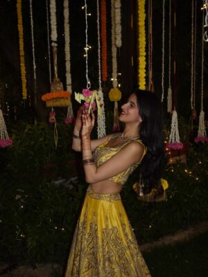 Taneesha Mirwani Instagram - mehndi kehndi š¼šŖš¦¢šŖ
thank u @nishthaparwani for styling mee & @simone_handcrafted for this gorgeous fit <3