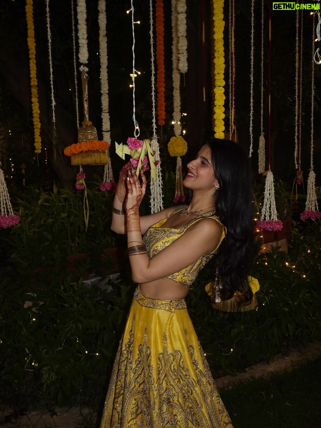 Taneesha Mirwani - 135K Likes - mehndi kehndi 🌼🪞🦢🪘

thank u @nishthaparwani for styling mee & @simone_handcrafted for this gorgeous fit <3