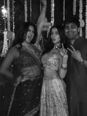 Taneesha Mirwani Instagram - mehndi kehndi š¼šŖš¦¢šŖ
thank u @nishthaparwani for styling mee & @simone_handcrafted for this gorgeous fit <3