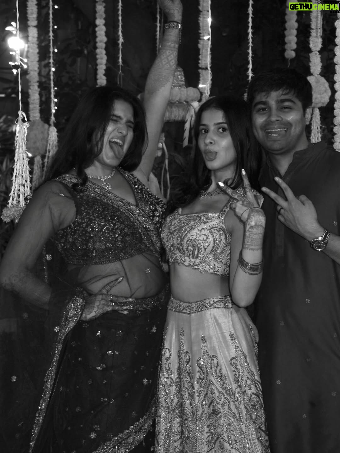 Taneesha Mirwani - 135K Likes - mehndi kehndi 🌼🪞🦢🪘

thank u @nishthaparwani for styling mee & @simone_handcrafted for this gorgeous fit <3