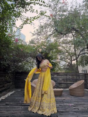 Taneesha Mirwani Instagram - mehndi kehndi š¼šŖš¦¢šŖ
thank u @nishthaparwani for styling mee & @simone_handcrafted for this gorgeous fit <3