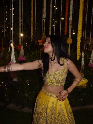 Taneesha Mirwani Instagram - mehndi kehndi š¼šŖš¦¢šŖ
thank u @nishthaparwani for styling mee & @simone_handcrafted for this gorgeous fit <3