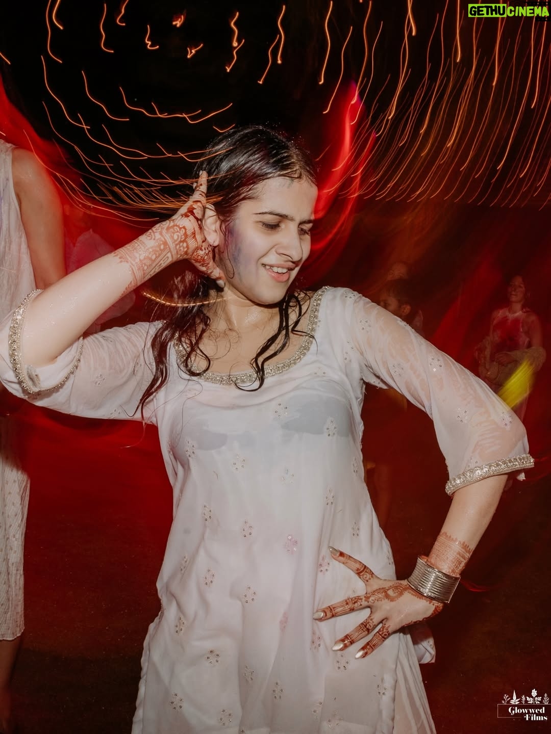 Taneesha Mirwani - 61.1K Likes - make sure u guys credit @saniyamirwani when you copy her idea for a gulaal function <3

gorgeous outfit @kayan_byradhika <3