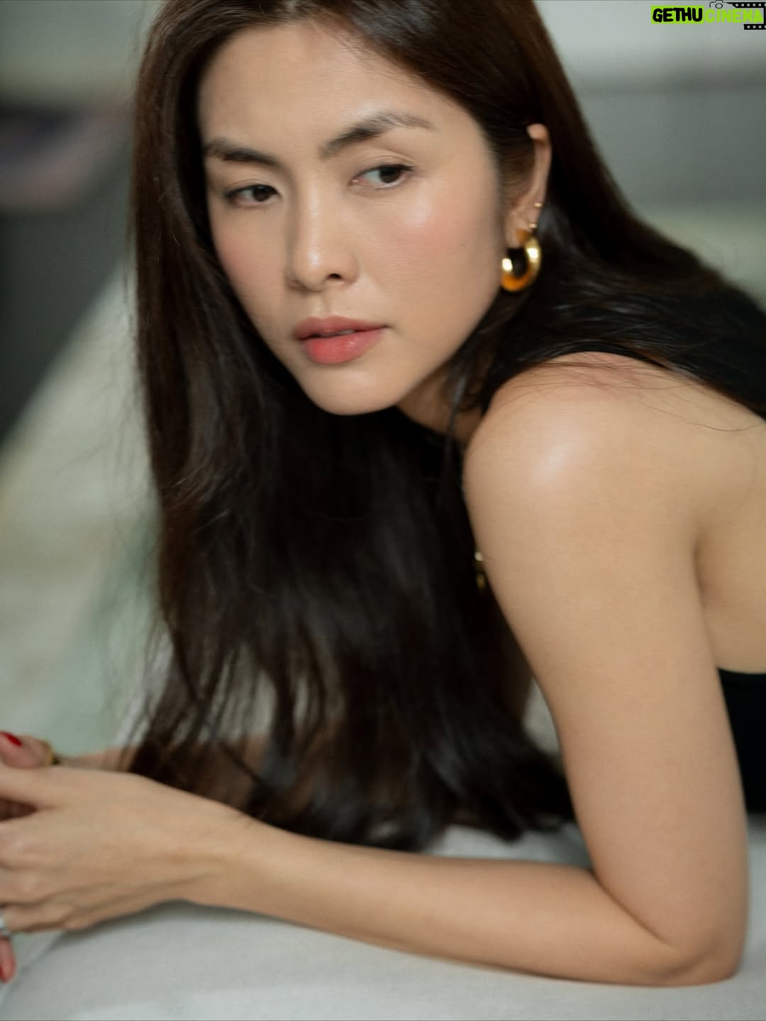 Tang Thanh Ha - 72.2K Likes - Sáu tháng từ ngày lên chức làm mẹ, đôi “mắt sâu” này bắt đầu xuất hiện. Trộm vía cả ba lần mang thai, cơ thể mình 2 tháng là đâu lại vào đó chỉ có đôi mắt sâu là kiên trì ở lại, như một dấu ấn không chịu rời đi.

Mình dần học cách làm quen với nó, nhìn nó như một kiệt tác của hành trình làm mẹ. Và cũng từ đó, mình nhận ra rằng khi chúng ta lớn lên, cơ thể và gương mặt sẽ thay đổi không phải đẹp hơn hay xấu đi, mà là trở nên khác biệt và mang một vẻ đẹp rất riêng của sự trãi nghiệm. Ai rồi cũng có một “phiên bản” của đôi mắt sâu ấy là dấu vết của hành trình, của yêu thương và của những ký ức để nhớ.

Mình học cách yêu chính mình và đón nhận những thay đổi ấy bằng lòng biết ơn. Bởi đã đi qua bao năm tháng buồn vui đủ đầy, cơ thể này cũng xứng đáng mang theo những dấu vết để nhớ, như những dấu mốc của một hành trình đã đi qua.

Hôm nay mình bước sang một tuổi mới. Mình không nhớ năm nay mình bao nhiêu tuổi 🙃
Chỉ biết là mình đang ở một giai đoạn thật đẹp của cuộc đời, tự do tự tại, biết ơn vì mọi điều mình đang có và vẫn còn rất háo hức với chặn đường phía trước. 🌿

Cám ơn em Tâm đã ghé nhà chụp vội cho chị mấy tấm hình ghi lại khoảnh khắc ngày bước sang tuổi mới nhé!