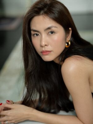Tang Thanh Ha Instagram - Sáu tháng từ ngày lên chức làm mẹ, đôi “mắt sâu” này bắt đầu xuất hiện. Trộm vía cả ba lần mang thai, cơ thể mình 2 tháng là đâu lại vào đó chỉ có đôi mắt sâu là kiên trì ở lại, như một dấu ấn không chịu rời đi.
Mình dần học cách làm quen với nó, nhìn nó như một kiệt tác của hành trình làm mẹ. Và cũng từ đó, mình nhận ra rằng khi chúng ta lớn lên, cơ thể và gương mặt sẽ thay đổi không phải đẹp hơn hay xấu đi, mà là trở nên khác biệt và mang một vẻ đẹp rất riêng của sự trãi nghiệm. Ai rồi cũng có một “phiên bản” của đôi mắt sâu ấy là dấu vết của hành trình, của yêu thương và của những ký ức để nhớ.
Mình học cách yêu chính mình và đón nhận những thay đổi ấy bằng lòng biết ơn. Bởi đã đi qua bao năm tháng buồn vui đủ đầy, cơ thể này cũng xứng đáng mang theo những dấu vết để nhớ, như những dấu mốc của một hành trình đã đi qua.
Hôm nay mình bước sang một tuổi mới. Mình không nhớ năm nay mình bao nhiêu tuổi 🙃
Chỉ biết là mình đang ở một giai đoạn thật đẹp của cuộc đời, tự do tự tại, biết ơn vì mọi điều mình đang có và vẫn còn rất háo hức với chặn đường phía trước. 🌿
Cám ơn em Tâm đã ghé nhà chụp vội cho chị mấy tấm hình ghi lại khoảnh khắc ngày bước sang tuổi mới nhé!