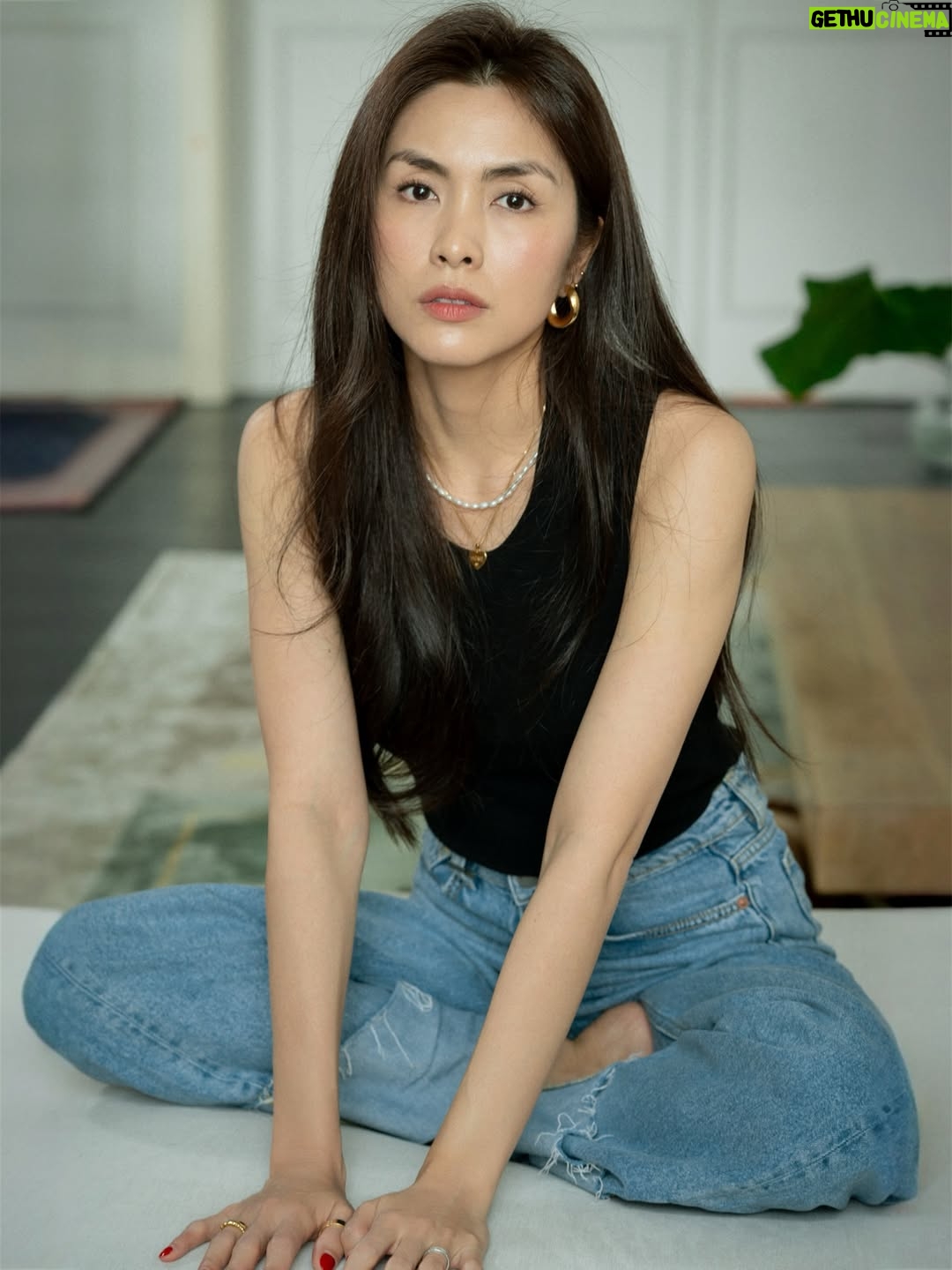 Tang Thanh Ha - 72.2K Likes - Sáu tháng từ ngày lên chức làm mẹ, đôi “mắt sâu” này bắt đầu xuất hiện. Trộm vía cả ba lần mang thai, cơ thể mình 2 tháng là đâu lại vào đó chỉ có đôi mắt sâu là kiên trì ở lại, như một dấu ấn không chịu rời đi.

Mình dần học cách làm quen với nó, nhìn nó như một kiệt tác của hành trình làm mẹ. Và cũng từ đó, mình nhận ra rằng khi chúng ta lớn lên, cơ thể và gương mặt sẽ thay đổi không phải đẹp hơn hay xấu đi, mà là trở nên khác biệt và mang một vẻ đẹp rất riêng của sự trãi nghiệm. Ai rồi cũng có một “phiên bản” của đôi mắt sâu ấy là dấu vết của hành trình, của yêu thương và của những ký ức để nhớ.

Mình học cách yêu chính mình và đón nhận những thay đổi ấy bằng lòng biết ơn. Bởi đã đi qua bao năm tháng buồn vui đủ đầy, cơ thể này cũng xứng đáng mang theo những dấu vết để nhớ, như những dấu mốc của một hành trình đã đi qua.

Hôm nay mình bước sang một tuổi mới. Mình không nhớ năm nay mình bao nhiêu tuổi 🙃
Chỉ biết là mình đang ở một giai đoạn thật đẹp của cuộc đời, tự do tự tại, biết ơn vì mọi điều mình đang có và vẫn còn rất háo hức với chặn đường phía trước. 🌿

Cám ơn em Tâm đã ghé nhà chụp vội cho chị mấy tấm hình ghi lại khoảnh khắc ngày bước sang tuổi mới nhé!