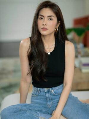 Tang Thanh Ha Instagram - Sáu tháng từ ngày lên chức làm mẹ, đôi “mắt sâu” này bắt đầu xuất hiện. Trộm vía cả ba lần mang thai, cơ thể mình 2 tháng là đâu lại vào đó chỉ có đôi mắt sâu là kiên trì ở lại, như một dấu ấn không chịu rời đi.
Mình dần học cách làm quen với nó, nhìn nó như một kiệt tác của hành trình làm mẹ. Và cũng từ đó, mình nhận ra rằng khi chúng ta lớn lên, cơ thể và gương mặt sẽ thay đổi không phải đẹp hơn hay xấu đi, mà là trở nên khác biệt và mang một vẻ đẹp rất riêng của sự trãi nghiệm. Ai rồi cũng có một “phiên bản” của đôi mắt sâu ấy là dấu vết của hành trình, của yêu thương và của những ký ức để nhớ.
Mình học cách yêu chính mình và đón nhận những thay đổi ấy bằng lòng biết ơn. Bởi đã đi qua bao năm tháng buồn vui đủ đầy, cơ thể này cũng xứng đáng mang theo những dấu vết để nhớ, như những dấu mốc của một hành trình đã đi qua.
Hôm nay mình bước sang một tuổi mới. Mình không nhớ năm nay mình bao nhiêu tuổi 🙃
Chỉ biết là mình đang ở một giai đoạn thật đẹp của cuộc đời, tự do tự tại, biết ơn vì mọi điều mình đang có và vẫn còn rất háo hức với chặn đường phía trước. 🌿
Cám ơn em Tâm đã ghé nhà chụp vội cho chị mấy tấm hình ghi lại khoảnh khắc ngày bước sang tuổi mới nhé!