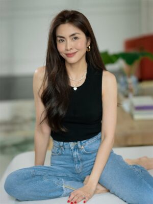 Tang Thanh Ha Instagram - Sáu tháng từ ngày lên chức làm mẹ, đôi “mắt sâu” này bắt đầu xuất hiện. Trộm vía cả ba lần mang thai, cơ thể mình 2 tháng là đâu lại vào đó chỉ có đôi mắt sâu là kiên trì ở lại, như một dấu ấn không chịu rời đi.
Mình dần học cách làm quen với nó, nhìn nó như một kiệt tác của hành trình làm mẹ. Và cũng từ đó, mình nhận ra rằng khi chúng ta lớn lên, cơ thể và gương mặt sẽ thay đổi không phải đẹp hơn hay xấu đi, mà là trở nên khác biệt và mang một vẻ đẹp rất riêng của sự trãi nghiệm. Ai rồi cũng có một “phiên bản” của đôi mắt sâu ấy là dấu vết của hành trình, của yêu thương và của những ký ức để nhớ.
Mình học cách yêu chính mình và đón nhận những thay đổi ấy bằng lòng biết ơn. Bởi đã đi qua bao năm tháng buồn vui đủ đầy, cơ thể này cũng xứng đáng mang theo những dấu vết để nhớ, như những dấu mốc của một hành trình đã đi qua.
Hôm nay mình bước sang một tuổi mới. Mình không nhớ năm nay mình bao nhiêu tuổi 🙃
Chỉ biết là mình đang ở một giai đoạn thật đẹp của cuộc đời, tự do tự tại, biết ơn vì mọi điều mình đang có và vẫn còn rất háo hức với chặn đường phía trước. 🌿
Cám ơn em Tâm đã ghé nhà chụp vội cho chị mấy tấm hình ghi lại khoảnh khắc ngày bước sang tuổi mới nhé!