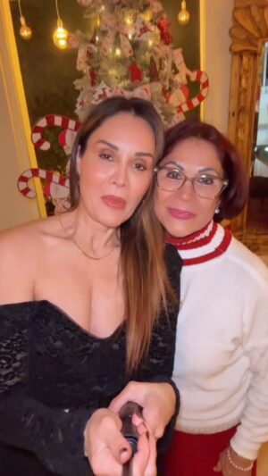 Tania Vazquez Instagram - Se me pasó compartirles este videíto en Nochebuena, pero hoy se los comparto con mucho amor ♥️✨
Aquí estoy con mi mamá, disfrutando una noche linda y mágica, de esas que se quedan en el corazón.
Como seguramente muchos en el mundo, celebraron el amor, la unión y la gratitud.
A toda mi gente linda, les deseamos lo mejor… hoy y siempre ✨💫🫶