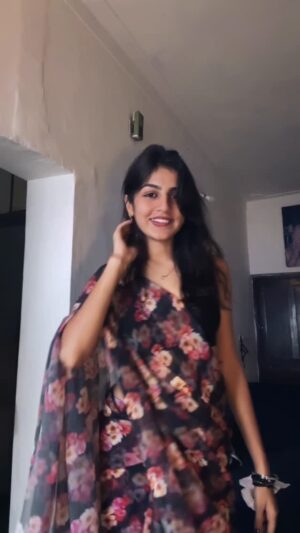 Taniya Oberoi Instagram - I was asked to make this 🙂‍↕️
.
.
.
#viral #trending #instagram #dance #reels