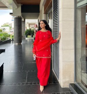 Tanu Grewal Instagram - my phone wanted to be in the photo
Wearing @sangam_sandhu_couture ❤️