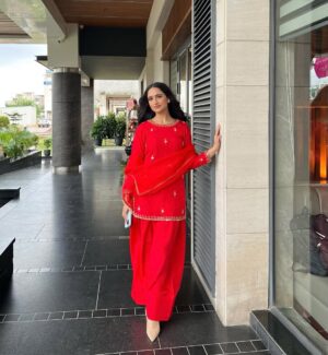 Tanu Grewal Instagram - my phone wanted to be in the photo
Wearing @sangam_sandhu_couture ❤️