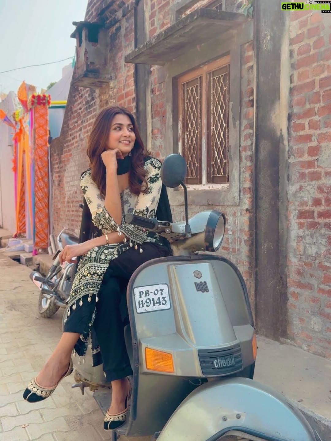 Tanvi Dogra - 40K Likes - Wrapped in traditions 🌾
🖤 Rooted. Real. Radiant.
#DesiVibes #PunjabiStyle #EthnicWear #blackandwhitelove #rooted
