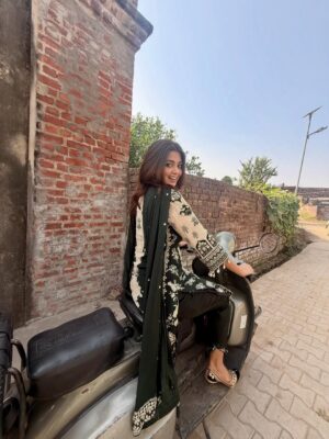 Tanvi Dogra Instagram - Wrapped in traditions 🌾
🖤 Rooted. Real. Radiant.
#DesiVibes #PunjabiStyle #EthnicWear #blackandwhitelove #rooted
