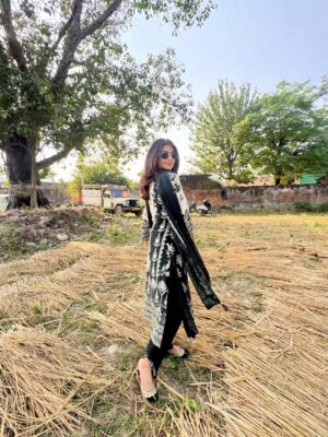 Tanvi Dogra Instagram - Wrapped in traditions 🌾
🖤 Rooted. Real. Radiant.
#DesiVibes #PunjabiStyle #EthnicWear #blackandwhitelove #rooted
