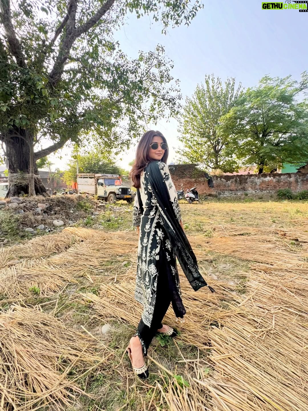 Tanvi Dogra - 40K Likes - Wrapped in traditions 🌾
🖤 Rooted. Real. Radiant.
#DesiVibes #PunjabiStyle #EthnicWear #blackandwhitelove #rooted