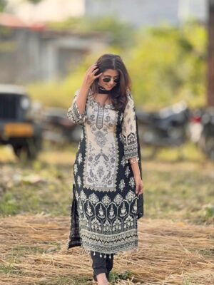 Tanvi Dogra Instagram - Wrapped in traditions 🌾
🖤 Rooted. Real. Radiant.
#DesiVibes #PunjabiStyle #EthnicWear #blackandwhitelove #rooted