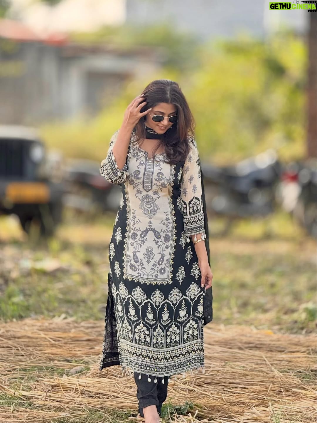 Tanvi Dogra - 40K Likes - Wrapped in traditions 🌾
🖤 Rooted. Real. Radiant.
#DesiVibes #PunjabiStyle #EthnicWear #blackandwhitelove #rooted