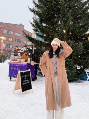 Tasha Low Instagram - Snowflakes, Santa stops, and mum by my side 🎅🏼❄️
Sending love to everyone !!! ✨