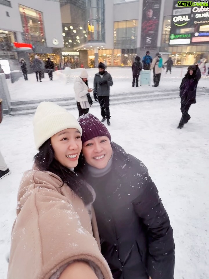 Tasha Low - 7.2K Likes - Snowflakes, Santa stops, and mum by my side 🎅🏼❄️
Sending love to everyone !!! ✨