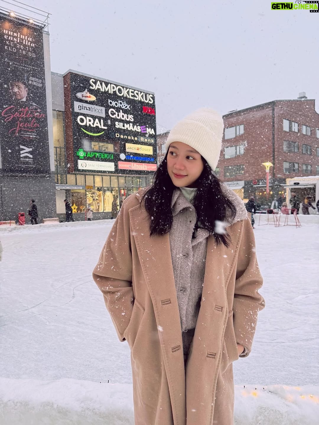 Tasha Low - 7.2K Likes - Snowflakes, Santa stops, and mum by my side 🎅🏼❄️
Sending love to everyone !!! ✨