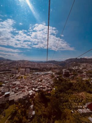 Tatiana Ariza Instagram - Manizales 2025-2026
Es cómo que uno quisiera volver siempre a ese lugar, que por más que haya cambiado y nosotros también, tiene algo, un “no sé qué”.Que terminas extrañando con un hueco en el estómago, un vacío cuando ya estás de nuevo en tu presente, en ese hogar que te tocó formar lejos de los tuyos y que aún, después de años lejos, re-sientes.
Cada vez que se va a casa de mamá, a casa de la abuela, con peleas😂, conflictos, extrañeza…
hay algo más poderoso, que nos sigue llamado al regreso.
¿Cómo te sientes de volver?