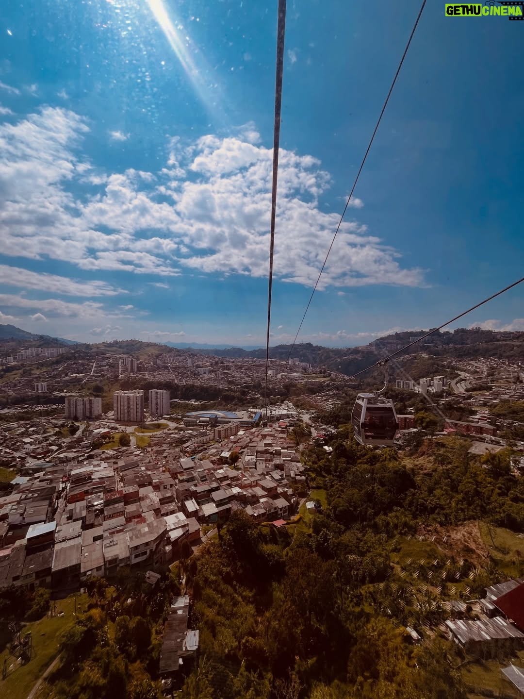 Tatiana Ariza - 13.9K Likes - Manizales 2025-2026

Es cómo que uno quisiera volver siempre a ese  lugar, que por más que haya cambiado y nosotros también, tiene algo, un “no sé qué”.Que terminas extrañando con un hueco en el estómago, un vacío cuando ya estás de nuevo en tu presente, en ese hogar que te tocó formar lejos de los tuyos y que aún, después de años lejos, re-sientes.

Cada vez que se va a casa de mamá, a casa de la abuela, con peleas😂, conflictos, extrañeza…
hay algo más poderoso, que nos sigue llamado al regreso.

¿Cómo te sientes de volver?