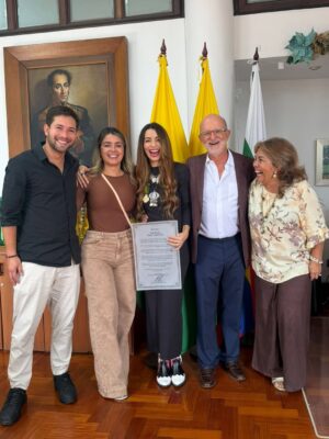 Tatiana Ariza Instagram - Hay reconocimientos que no se esperan, que sorprenden y que acarician el alma.
Hoy recibí un homenaje y condecoración por parte de la @gobercaldas y su Gobernador @henrygutian en mi Manizales del alma.
mucho por agradecer y celebrar!
Gracias @anitagomez41 por el amor por la gestión para que esto se hiciera realidad.
Seguimos caminando con amor gracias a Dios a la vida a @mateoortiza @arizaclarita @lilo.management a mi familia, amigos, a mis personajes, proyectos, compañeros, grupos de trabajo y directores…. Pero sobre todo, gracias a ustedes AMORES.
Les amo ❤️