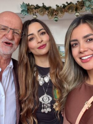 Tatiana Ariza Instagram - Hay reconocimientos que no se esperan, que sorprenden y que acarician el alma.
Hoy recibí un homenaje y condecoración por parte de la @gobercaldas y su Gobernador @henrygutian en mi Manizales del alma.
mucho por agradecer y celebrar!
Gracias @anitagomez41 por el amor por la gestión para que esto se hiciera realidad.
Seguimos caminando con amor gracias a Dios a la vida a @mateoortiza @arizaclarita @lilo.management a mi familia, amigos, a mis personajes, proyectos, compañeros, grupos de trabajo y directores…. Pero sobre todo, gracias a ustedes AMORES.
Les amo ❤️