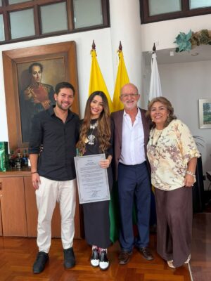 Tatiana Ariza Instagram - Hay reconocimientos que no se esperan, que sorprenden y que acarician el alma.
Hoy recibí un homenaje y condecoración por parte de la @gobercaldas y su Gobernador @henrygutian en mi Manizales del alma.
mucho por agradecer y celebrar!
Gracias @anitagomez41 por el amor por la gestión para que esto se hiciera realidad.
Seguimos caminando con amor gracias a Dios a la vida a @mateoortiza @arizaclarita @lilo.management a mi familia, amigos, a mis personajes, proyectos, compañeros, grupos de trabajo y directores…. Pero sobre todo, gracias a ustedes AMORES.
Les amo ❤️