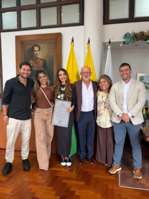 Tatiana Ariza Instagram - Hay reconocimientos que no se esperan, que sorprenden y que acarician el alma.
Hoy recibí un homenaje y condecoración por parte de la @gobercaldas y su Gobernador @henrygutian en mi Manizales del alma.
mucho por agradecer y celebrar!
Gracias @anitagomez41 por el amor por la gestión para que esto se hiciera realidad.
Seguimos caminando con amor gracias a Dios a la vida a @mateoortiza @arizaclarita @lilo.management a mi familia, amigos, a mis personajes, proyectos, compañeros, grupos de trabajo y directores…. Pero sobre todo, gracias a ustedes AMORES.
Les amo ❤️
