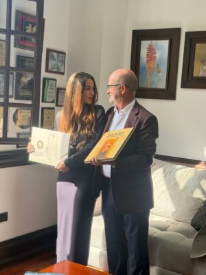 Tatiana Ariza Instagram - Hay reconocimientos que no se esperan, que sorprenden y que acarician el alma.
Hoy recibí un homenaje y condecoración por parte de la @gobercaldas y su Gobernador @henrygutian en mi Manizales del alma.
mucho por agradecer y celebrar!
Gracias @anitagomez41 por el amor por la gestión para que esto se hiciera realidad.
Seguimos caminando con amor gracias a Dios a la vida a @mateoortiza @arizaclarita @lilo.management a mi familia, amigos, a mis personajes, proyectos, compañeros, grupos de trabajo y directores…. Pero sobre todo, gracias a ustedes AMORES.
Les amo ❤️
