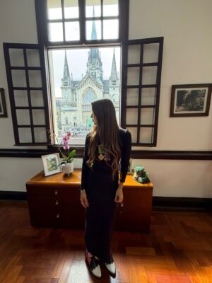 Tatiana Ariza Instagram - Hay reconocimientos que no se esperan, que sorprenden y que acarician el alma.
Hoy recibí un homenaje y condecoración por parte de la @gobercaldas y su Gobernador @henrygutian en mi Manizales del alma.
mucho por agradecer y celebrar!
Gracias @anitagomez41 por el amor por la gestión para que esto se hiciera realidad.
Seguimos caminando con amor gracias a Dios a la vida a @mateoortiza @arizaclarita @lilo.management a mi familia, amigos, a mis personajes, proyectos, compañeros, grupos de trabajo y directores…. Pero sobre todo, gracias a ustedes AMORES.
Les amo ❤️