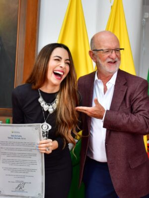 Tatiana Ariza Instagram - Manizales 2025-2026
Es cómo que uno quisiera volver siempre a ese lugar, que por más que haya cambiado y nosotros también, tiene algo, un “no sé qué”.Que terminas extrañando con un hueco en el estómago, un vacío cuando ya estás de nuevo en tu presente, en ese hogar que te tocó formar lejos de los tuyos y que aún, después de años lejos, re-sientes.
Cada vez que se va a casa de mamá, a casa de la abuela, con peleas😂, conflictos, extrañeza…
hay algo más poderoso, que nos sigue llamado al regreso.
¿Cómo te sientes de volver?