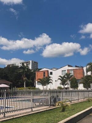 Tatiana Ariza Instagram - Manizales 2025-2026
Es cómo que uno quisiera volver siempre a ese lugar, que por más que haya cambiado y nosotros también, tiene algo, un “no sé qué”.Que terminas extrañando con un hueco en el estómago, un vacío cuando ya estás de nuevo en tu presente, en ese hogar que te tocó formar lejos de los tuyos y que aún, después de años lejos, re-sientes.
Cada vez que se va a casa de mamá, a casa de la abuela, con peleas😂, conflictos, extrañeza…
hay algo más poderoso, que nos sigue llamado al regreso.
¿Cómo te sientes de volver?