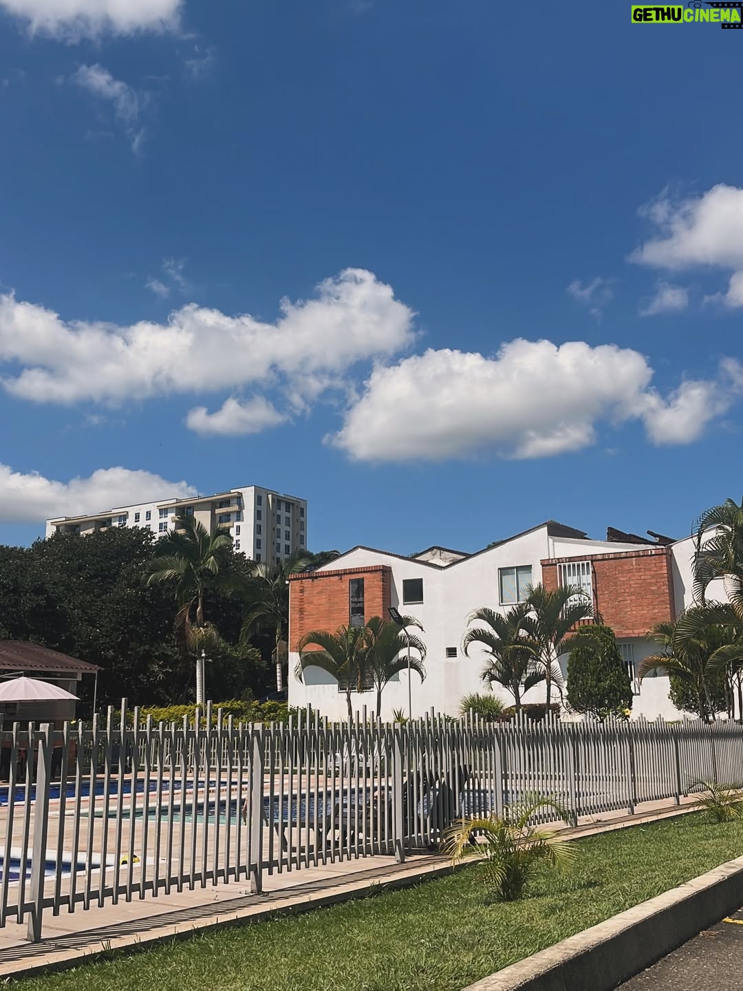 Tatiana Ariza - 13.9K Likes - Manizales 2025-2026

Es cómo que uno quisiera volver siempre a ese  lugar, que por más que haya cambiado y nosotros también, tiene algo, un “no sé qué”.Que terminas extrañando con un hueco en el estómago, un vacío cuando ya estás de nuevo en tu presente, en ese hogar que te tocó formar lejos de los tuyos y que aún, después de años lejos, re-sientes.

Cada vez que se va a casa de mamá, a casa de la abuela, con peleas😂, conflictos, extrañeza…
hay algo más poderoso, que nos sigue llamado al regreso.

¿Cómo te sientes de volver?