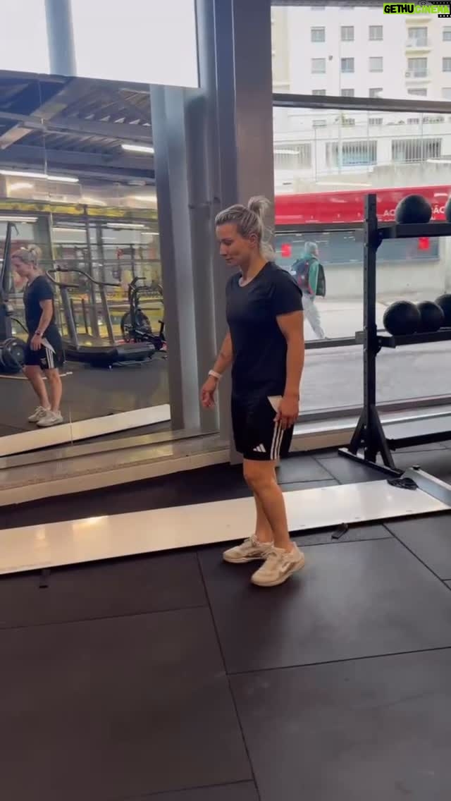 Telma Monteiro - 2K Likes - 🧠Durante o último ano, passei por estas caixas e olhei sempre de lado, sentia aquela vontade de saber se ainda era capaz de saltar assim. As caixas ali inertes e eu a sentir-me testada a experimentar testar as minhas capacidades. Um misto de sensações, entre querer experimentar e achar que não faz sentido ainda ser tão competitiva 🫩 Mas hoje foi dia! Depois de um falhanço épico, consegui! Este ano faço 40 anos, um dia não vou conseguir. Mas esse dia não é hoje 😝

Talvez ainda seja um pouco competitiva 🫣🫩🥲