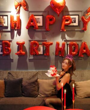 Tenka Hashimoto Instagram - この前、32歳になりました。
自分の誕生日プレゼントにデジカメを買ったのですが
使い方が全然分からず、友達も使い方が分からず、
撮った写真を見返せばピンボケの嵐で
デジタルについていけない…これが32歳か…と老いを感じました。
最初に言うと、私はお祝いされることが意外とあまり得意ではなく
不思議なことに年々、自分の誕生日なんて
心底、どうでもよくなっていくものです。
ましてや、自分の誕生日なんて他人にとってはどーでもよくて、
ただの普通の日であり、変わらない日常です。
そんな普通の日を、私を思って、
特別な日にしてくれるその気持ちが
申し訳ないと思いつつ、
心の奥底ではとっても、とても嬉しいと思ってしまう自分がいます。
ファンの皆さまもいつもありがとうございます。
俯瞰して見ても私は本当にちっぽけで、
応援や支えがあって成り立ってる人間です。
だからこそ、感謝の気持ちを忘れずに、
そしてちゃんと感謝を伝えながら生きていきたいです。
だから、まず、本当に、ありがとうございます。
狭く、着実に、誠実に、
守りたいものはしっかり守れる人間でいられるよう
強く生きていきたく思います。
そして、年齢には抗わず、現実を受け入れながら
うまくお付き合いしていきたいと思います。
今後とも末永く、よろしくお願いします。