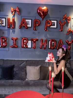 Tenka Hashimoto Instagram - この前、32歳になりました。
自分の誕生日プレゼントにデジカメを買ったのですが
使い方が全然分からず、友達も使い方が分からず、
撮った写真を見返せばピンボケの嵐で
デジタルについていけない…これが32歳か…と老いを感じました。
最初に言うと、私はお祝いされることが意外とあまり得意ではなく
不思議なことに年々、自分の誕生日なんて
心底、どうでもよくなっていくものです。
ましてや、自分の誕生日なんて他人にとってはどーでもよくて、
ただの普通の日であり、変わらない日常です。
そんな普通の日を、私を思って、
特別な日にしてくれるその気持ちが
申し訳ないと思いつつ、
心の奥底ではとっても、とても嬉しいと思ってしまう自分がいます。
ファンの皆さまもいつもありがとうございます。
俯瞰して見ても私は本当にちっぽけで、
応援や支えがあって成り立ってる人間です。
だからこそ、感謝の気持ちを忘れずに、
そしてちゃんと感謝を伝えながら生きていきたいです。
だから、まず、本当に、ありがとうございます。
狭く、着実に、誠実に、
守りたいものはしっかり守れる人間でいられるよう
強く生きていきたく思います。
そして、年齢には抗わず、現実を受け入れながら
うまくお付き合いしていきたいと思います。
今後とも末永く、よろしくお願いします。