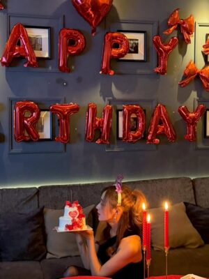 Tenka Hashimoto Instagram - この前、32歳になりました。
自分の誕生日プレゼントにデジカメを買ったのですが
使い方が全然分からず、友達も使い方が分からず、
撮った写真を見返せばピンボケの嵐で
デジタルについていけない…これが32歳か…と老いを感じました。
最初に言うと、私はお祝いされることが意外とあまり得意ではなく
不思議なことに年々、自分の誕生日なんて
心底、どうでもよくなっていくものです。
ましてや、自分の誕生日なんて他人にとってはどーでもよくて、
ただの普通の日であり、変わらない日常です。
そんな普通の日を、私を思って、
特別な日にしてくれるその気持ちが
申し訳ないと思いつつ、
心の奥底ではとっても、とても嬉しいと思ってしまう自分がいます。
ファンの皆さまもいつもありがとうございます。
俯瞰して見ても私は本当にちっぽけで、
応援や支えがあって成り立ってる人間です。
だからこそ、感謝の気持ちを忘れずに、
そしてちゃんと感謝を伝えながら生きていきたいです。
だから、まず、本当に、ありがとうございます。
狭く、着実に、誠実に、
守りたいものはしっかり守れる人間でいられるよう
強く生きていきたく思います。
そして、年齢には抗わず、現実を受け入れながら
うまくお付き合いしていきたいと思います。
今後とも末永く、よろしくお願いします。