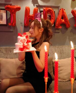 Tenka Hashimoto Instagram - この前、32歳になりました。
自分の誕生日プレゼントにデジカメを買ったのですが
使い方が全然分からず、友達も使い方が分からず、
撮った写真を見返せばピンボケの嵐で
デジタルについていけない…これが32歳か…と老いを感じました。
最初に言うと、私はお祝いされることが意外とあまり得意ではなく
不思議なことに年々、自分の誕生日なんて
心底、どうでもよくなっていくものです。
ましてや、自分の誕生日なんて他人にとってはどーでもよくて、
ただの普通の日であり、変わらない日常です。
そんな普通の日を、私を思って、
特別な日にしてくれるその気持ちが
申し訳ないと思いつつ、
心の奥底ではとっても、とても嬉しいと思ってしまう自分がいます。
ファンの皆さまもいつもありがとうございます。
俯瞰して見ても私は本当にちっぽけで、
応援や支えがあって成り立ってる人間です。
だからこそ、感謝の気持ちを忘れずに、
そしてちゃんと感謝を伝えながら生きていきたいです。
だから、まず、本当に、ありがとうございます。
狭く、着実に、誠実に、
守りたいものはしっかり守れる人間でいられるよう
強く生きていきたく思います。
そして、年齢には抗わず、現実を受け入れながら
うまくお付き合いしていきたいと思います。
今後とも末永く、よろしくお願いします。